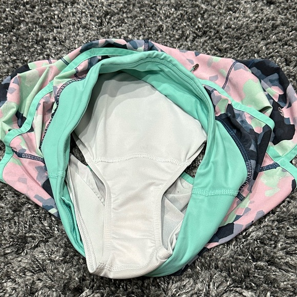 Lululemon Speed Shorts - Size 4 - Picture 3 of 4